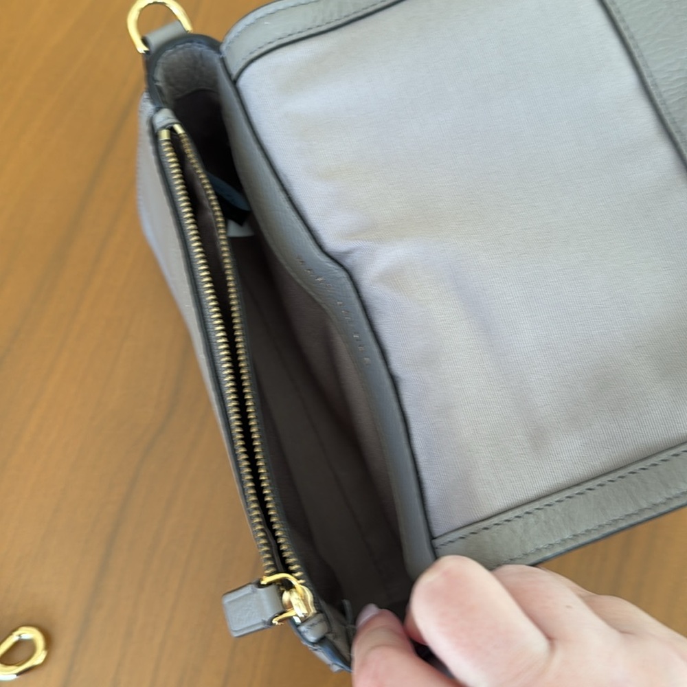Marc Jacobs Recruit Gray/Taupe Pebbled Leather Crossbody Bag EUC - Picture 6 of 14